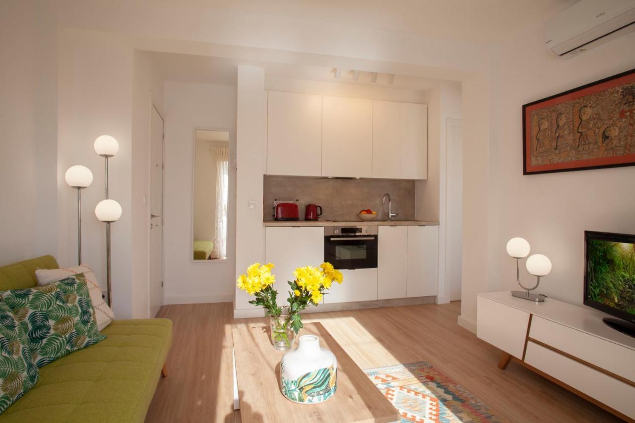 Lovely Beachfront Apartment In Calahonda Sitio de Calahonda Kültér fotó